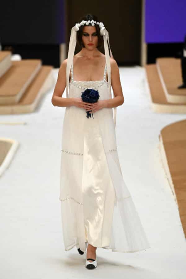 Chanel canalise Coco avec une touche décontractée aux designs classiques | semaine de la mode parisienne 2 Le look de clôture traditionnel de la haute couture, les vêtements de mariée, est également décontracté sur la piste de Chanel.