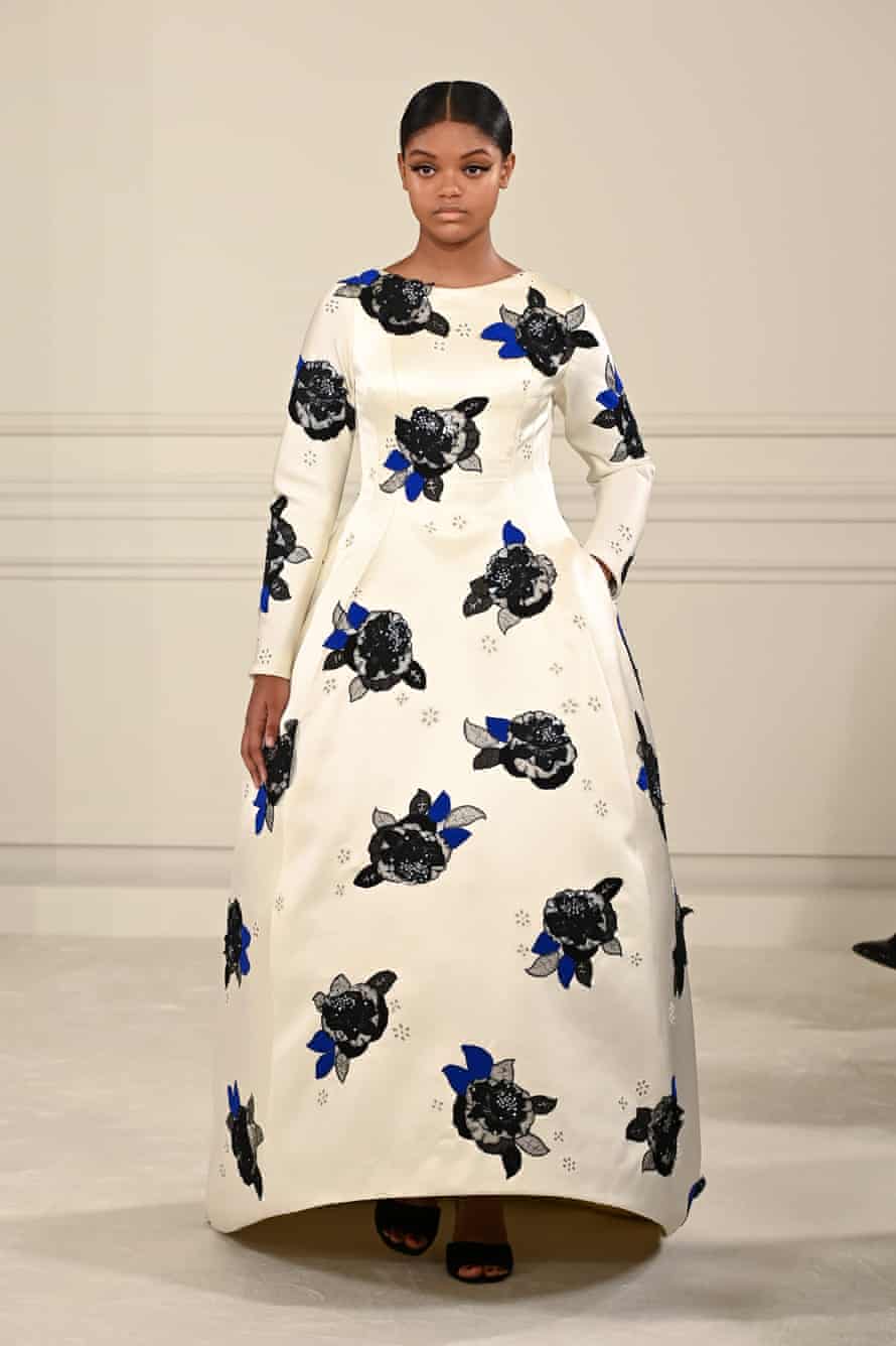 Piccioli défie le dernier tabou des podiums en faisant défiler le show Valentino avec des mannequins de taille moyenne | semaine de la mode parisienne 2 Un mannequin défile lors du défilé Valentino Haute Couture Printemps/Été 2022 dans le cadre de la Fashion Week de Paris