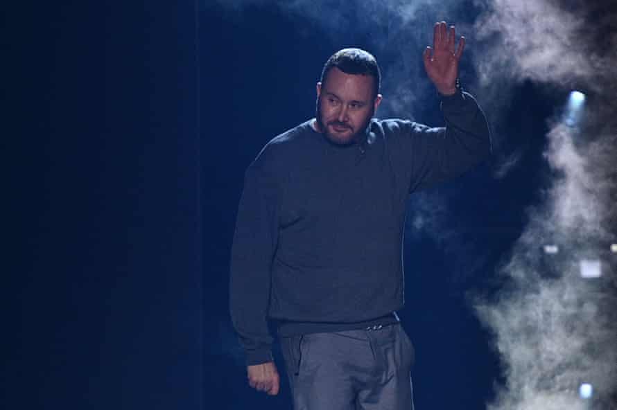 Fendi fait une offre pour le tapis rouge des Oscars avec des tenues de soirée dramatiques | semaine de la mode parisienne 2 Kim Jones défile après avoir présenté la collection haute couture printemps-été 2022 de Fendi à Paris.