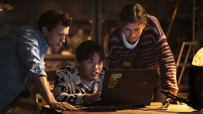 Tom Holland révèle comment il a rencontré Tobey Maguire et Andrew Garfield pour la première fois et maintenant je suis... 4 Tom Holland était si nerveux qu'il a dû amener Zendaya et Jacob Batalon avec lui pour le soutien