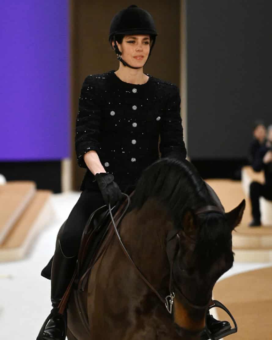 Chanel canalise Coco avec une touche décontractée aux designs classiques | semaine de la mode parisienne 1 Charlotte Casiraghi.