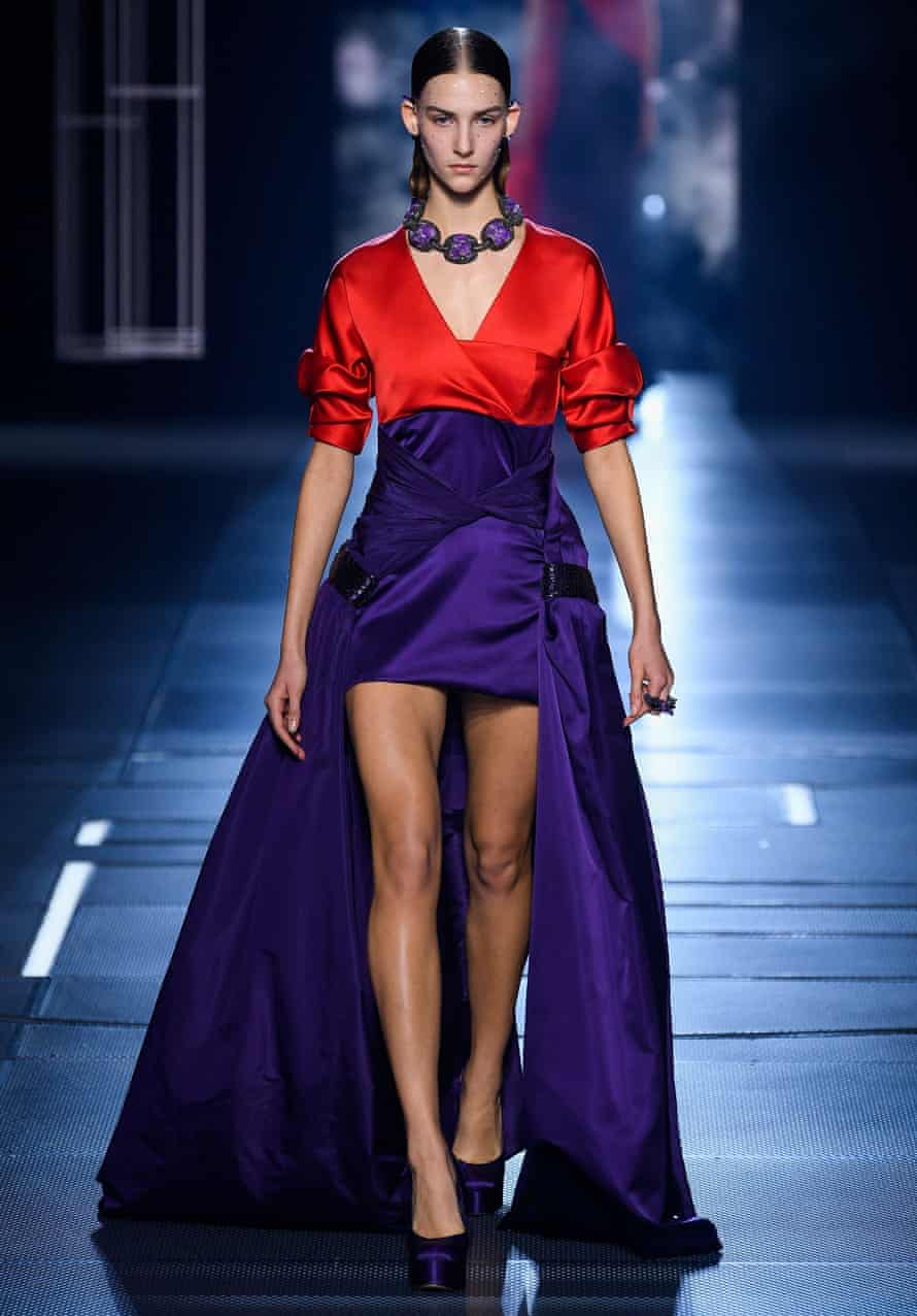 Fendi fait une offre pour le tapis rouge des Oscars avec des tenues de soirée dramatiques | semaine de la mode parisienne 1 Les jupes extra longues en satin de Fendi sont majestueusement coupées pour se fondre lorsque le porteur s'arrête pour les flashs.