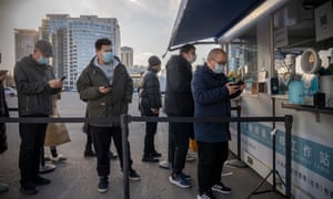 Nouvelles de Covid en direct: colère des conservateurs au dernier parti de verrouillage n ° 10; La Chine met une ville de 5 millions d'habitants en quarantaine | Nouvelles du monde 1 Les gens font la queue pour passer un test PCR Covid-19 le 10 janvier à Pékin, en Chine, alors que le pays enferme des millions d'habitants supplémentaires dans différentes villes.