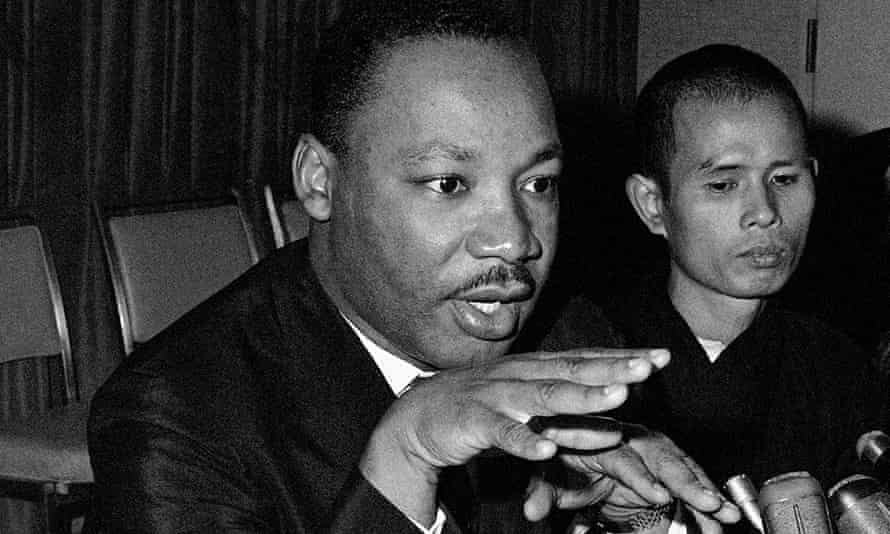 Popularité de la nécrologie | pleine conscience 1 Martin Luther King Jr, à gauche, avec Thich Nhat Hanh en 1966.