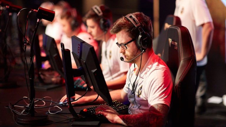 MOUZ signe NBK-Dot Sports 2 MOUZ signe NBK-Dot Sports - 1