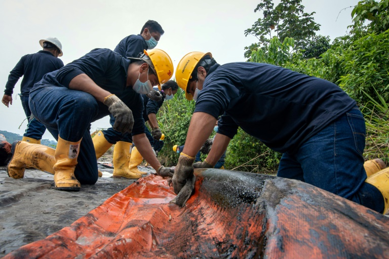 Nettoyage des résidus de pétrole déversés de la rivière Coca dans the village of Puerto Maderos in Équateur, on February 1, 2022 (AFP - Cristina Vega RHOR)