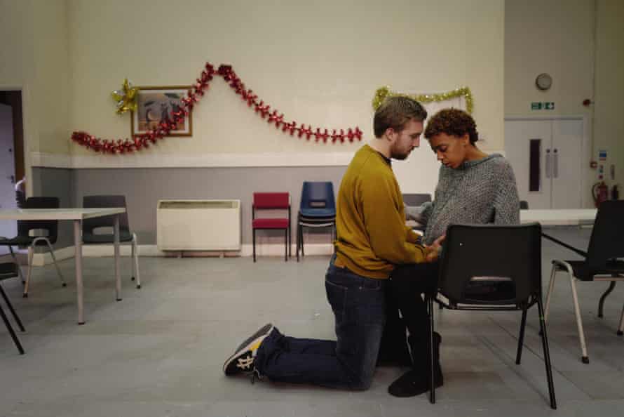 Alexander Zeldin : "Nous devons trouver un moyen de parler de choses que nous ne voulons pas voir" | Théâtre 3 Luke Clarke et Janet Etuk amoureux au National Theatre en 2016.