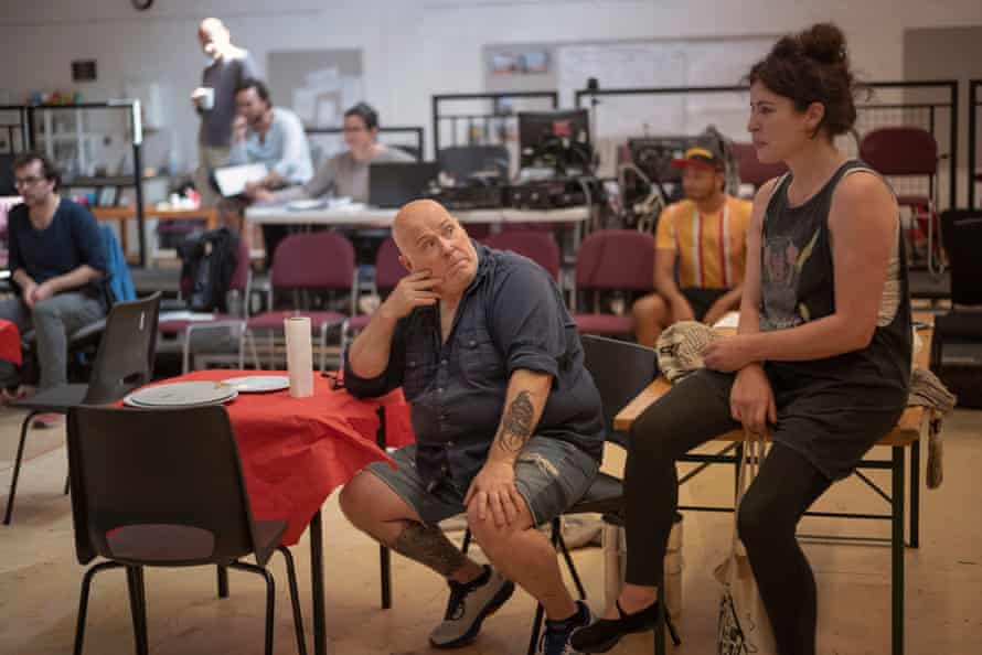 Alexander Zeldin : "Nous devons trouver un moyen de parler de choses que nous ne voulons pas voir" | Théâtre 2 Nick Holder et Susan Lynch en répétition au National Theatre for Faith, Hope and Charity en 2019.