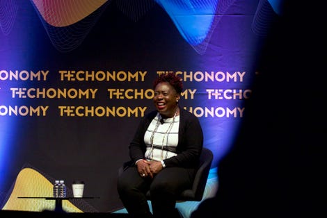 Vous connaissez les 10 sciences informatiques de génie › Geek News 4 Kimberly Bryant sourit sur scène lors d'une conférence sur la technologie