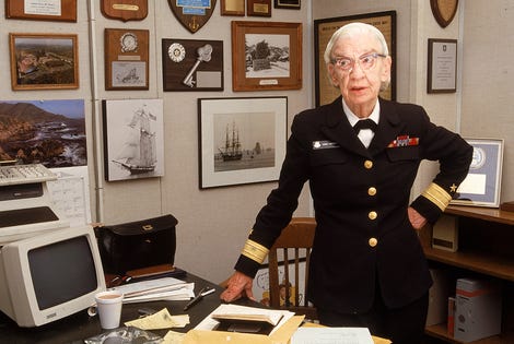 Vous connaissez les 10 sciences informatiques de génie › Geek News 3 Grace hopper in military uniform seizes a côté d'un ordinateur