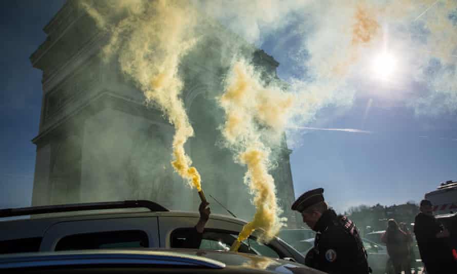 Convois de la liberté : protestation légitime contre le Covid ou véhicule de croyances plus sombres ? | Coronavirus 4 Le convoi de la liberté à Paris.