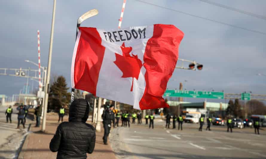 Convois de la liberté : protestation légitime contre le Covid ou véhicule de croyances plus sombres ? | Coronavirus 3 Des camionneurs anti-vax ont manifesté à Windsor en Ontario la semaine dernière.