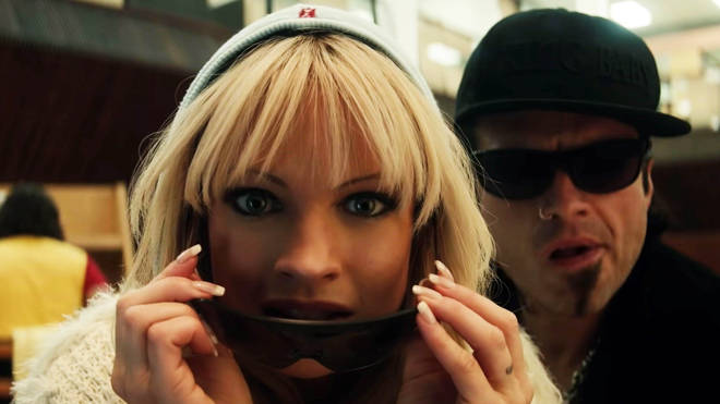 Le réalisateur de Pam & Tommy affirme que la mini-série donne une voix à Pamela Anderson 4 Le réalisateur de Pam & Tommy affirme que la mini-série donne une voix à Pamela Anderson (2)