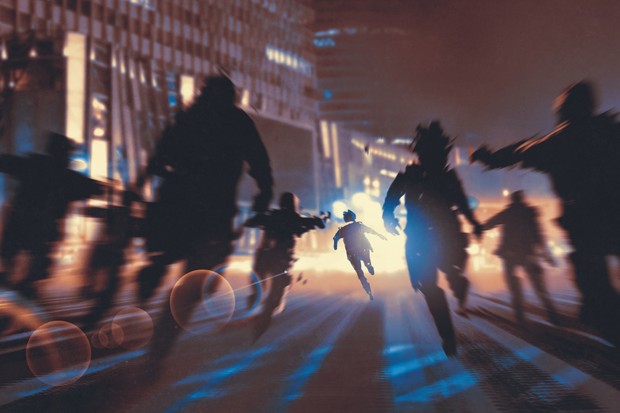 homme fuyant les zombies dans la ville nocturne © GrandÉchec