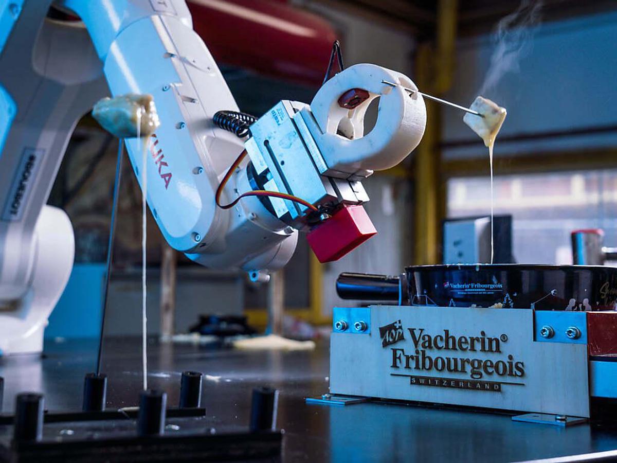 Swiss Innovation – Bouébot, le robot-fondue sierrois, prêt pour séduire Paris › Geeky News 3 Le visitaur n'a plus qu'à saisir du pic que Bouébot depose devant lui et deguster la fondue moitié-moitié que le bras mécanique vient de réaliser from A to Z.