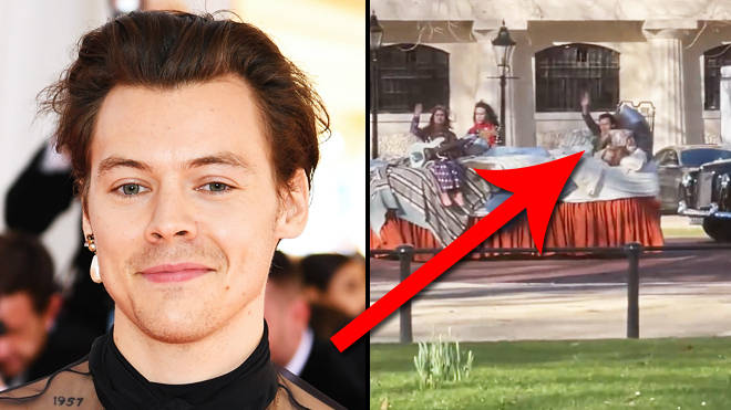 Harry Styles traverse Londres sur un lit géant pour un nouveau clip 2 Harry Styles traverse Londres sur un lit géant pour un nouveau clip - 1
