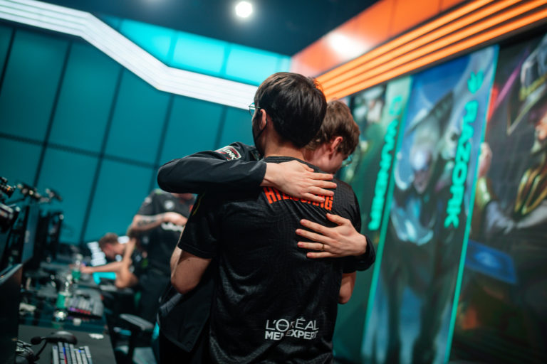 Hylissang sort son classique Pyke, aide Fnatic à maintenir l'égalité pour la 2e place avec une victoire catégorique sur G2 Esports 2 Hylissang sort son classique Pyke, aide Fnatic à maintenir l'égalité pour la 2e place avec une victoire catégorique sur G2 Esports - 1