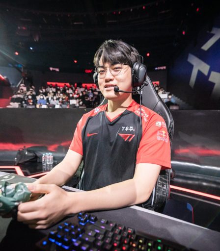 T1 a remporté une séquence de 12 victoires consécutives après avoir battu Hanwha ; Faker et Gumayusi brillent au LCK Spring Split 2022 76 T1 a remporté une séquence de 12 victoires consécutives après avoir battu Hanwha ; Faker et Gumayusi brillent au LCK Spring Split 2022 - 75