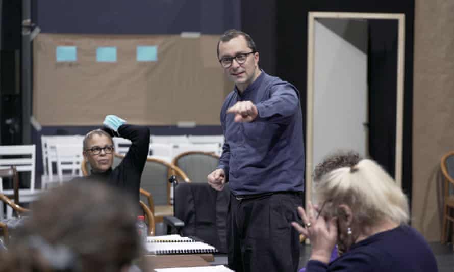 Alexander Zeldin : "Nous devons trouver un moyen de parler de choses que nous ne voulons pas voir" | Théâtre 1 Répétitions pour Un mort dans la famille.