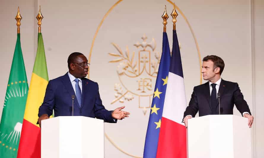 La France annonce un retrait militaire du Mali après neuf ans | Mali 1 Emmanuel Macron et le président sénégalais Macky Sall devant des drapeaux