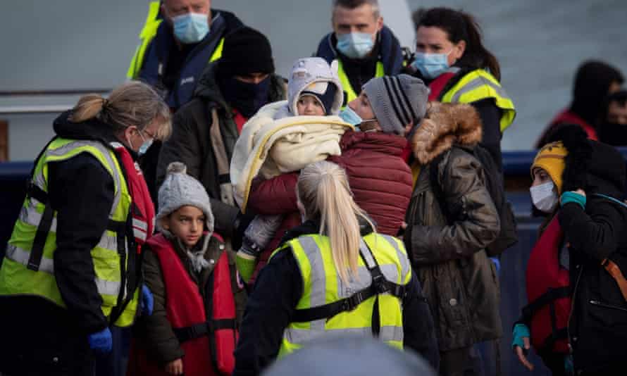 Les deux tiers des demandeurs d'asile britanniques sur de petits bateaux souffraient d'hypothermie ou de blessures | Immigration et asile 1 Une famille de migrants est aidée à terre à la marina de Douvres après avoir été récupérée à partir d'un petit bateau