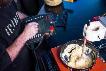 Swiss Innovation – Bouébot, le robot-fondue sierrois, prêt pour séduire Paris › Geeky News - 5
