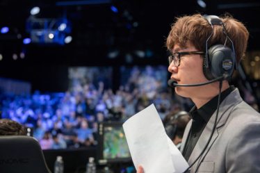 Un entraîneur-chef vainqueur du Mondial a du mal à trouver une nouvelle équipe après avoir remporté la Summoner's Cup - 5