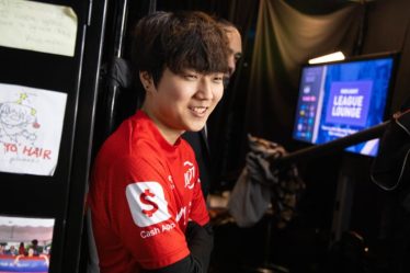 100 Thieves se qualifient pour les séries éliminatoires après une victoire de 48 minutes sur Evil Geniuses - 7