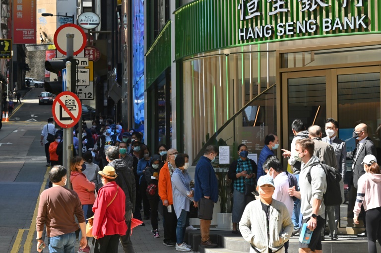 Des people font la queue devant une banque, on March 1, 2022 in Hong Kong (AFP - Peter PARKS)