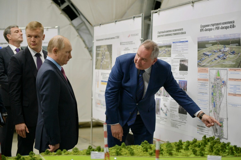Le président russe Vladimir Poutine avec le patron de l'agence spatiale russe Dimitri Rogozine, au cosmodrome de Vostochny (Russie), le 4 septembre 2021 (Spoutnik/AFP/Archives - Alexei Druzhinin)