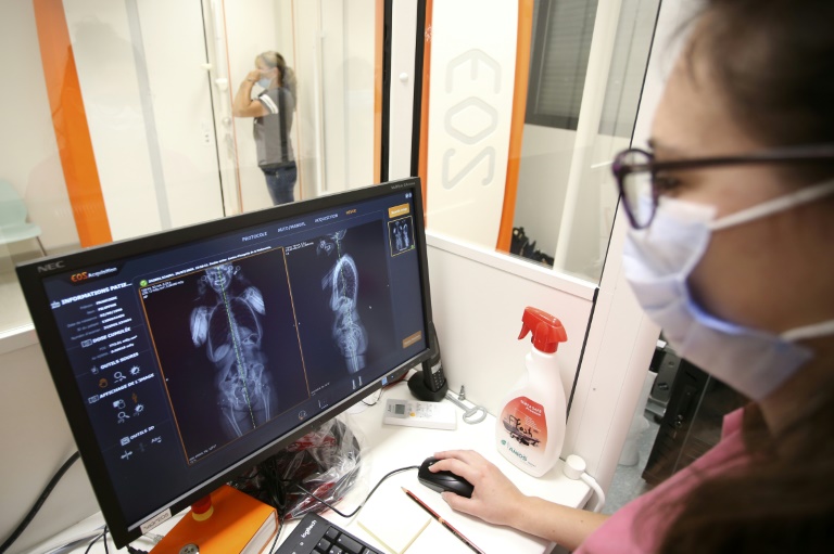 Dans un centre de radiographie à Ajaccio, le 20 juillet 2020 (AFP/Archives - Pascal POCHARD-CASABIANCA)