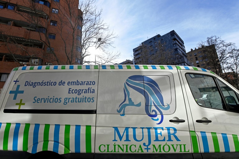 Un camion équipé d'un appareil à ultrasons 