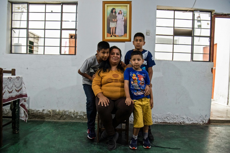 Daysi Falcon, une assistante administrative de 34 ans perdue d'être employeur de la pandémie, pose avec ses enfants dans sa maison du quartier Independencia, dans la banlieue de Lima, au Pérou (AFP - Ernesto BENAVIDES)