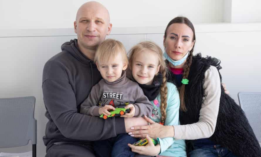 "Nous voulons juste être en sécurité" : attentes des visas et frustration des Ukrainiens à Calais | Réfugiés 2 Sergueï Koletvinov, Oxana, Simon et Alissa