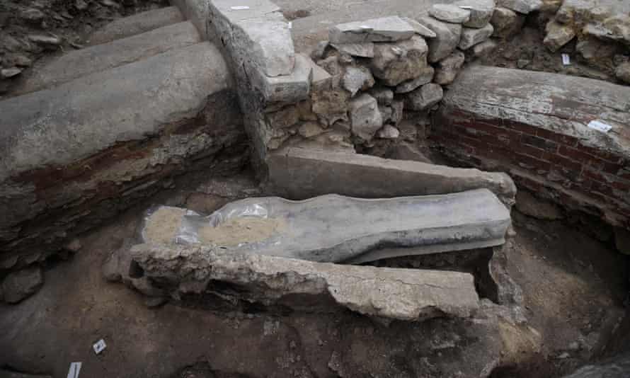 Tombes et sarcophages anciens découverts sous Notre-Dame de Paris | notre Dame 2 Une photo montre un sarcophage en plomb du XIVe siècle découvert dans le sol de Notre-Dame.