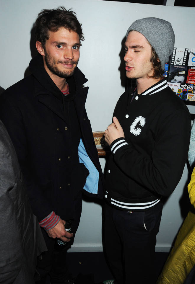 Jamie Dornan dément avoir exclu Robert Pattinson de son cercle d'amis 4 Jamie Dornan et Andrew Garfield sont amis depuis des années.