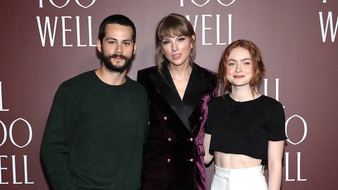 La réaction de Dylan O'Brien à son statut de " Internet Boyfriend " est en fait si saine 4 Dylan O'Brien avec Taylor Swift et Sadie Sink à l'avant-première de All Too Well