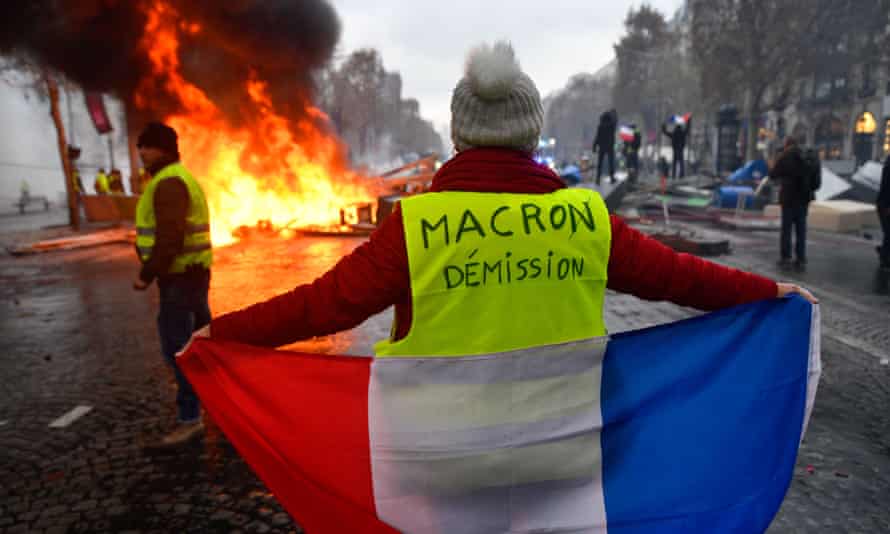 « Les gens se sentent étouffés » : le coût de la vie en tête des préoccupations françaises avant les élections | La France 2 Manifestation des gilets jaunes en novembre 2018