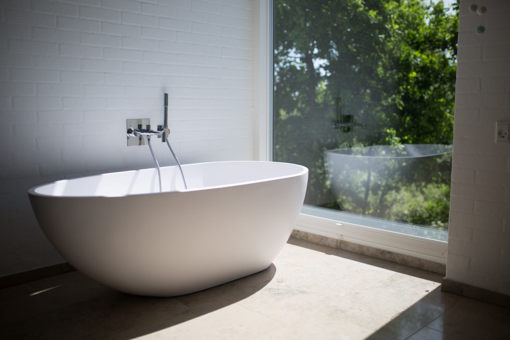 COMMENT RÉNOVER VOTRE SALLE DE BAIN DE LA FAÇON LA PLUS LUXUEUSE QUE VOUS POUVEZ 4 Astuces pour rendre votre salle de bain fascinante et attrayante