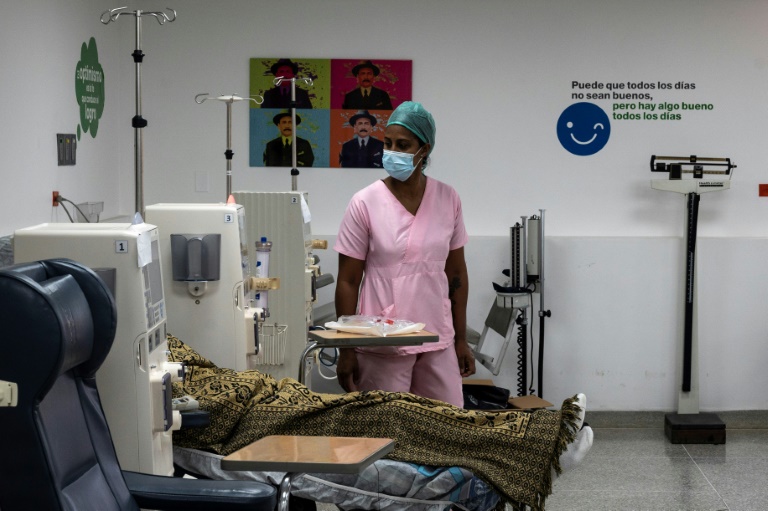 Une infirmière surveille la dialyse d'un patient en insuffisance rénale, dans un hôpital de Caracas, le 24 février 2022 au Venezuela (AFP - Yuri CORTEZ)