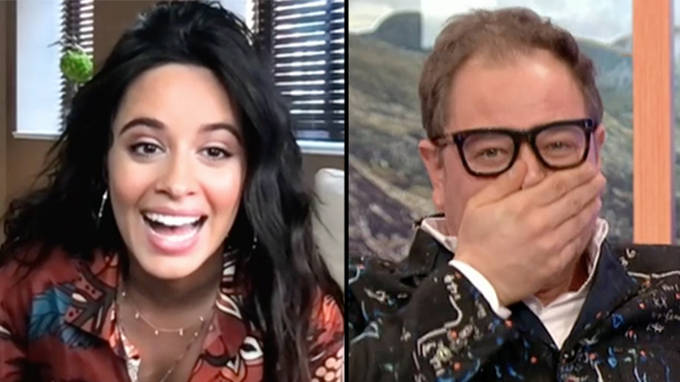 Camila Cabello aborde le glissement de pincement sur The One Show dans TikTok hilarant - 1