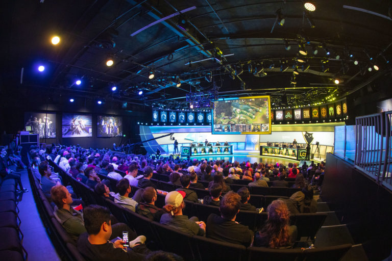 CLG a bouleversé FlyQuest à la troisième place avec la construction AP Kai'Sa de Luger, créant un plus grand écart entre les 2 meilleures équipes et le reste des LCS 2 CLG a bouleversé FlyQuest à la troisième place avec la construction AP Kai'Sa de Luger, créant un plus grand écart entre les 2 meilleures équipes et le reste des LCS - 1