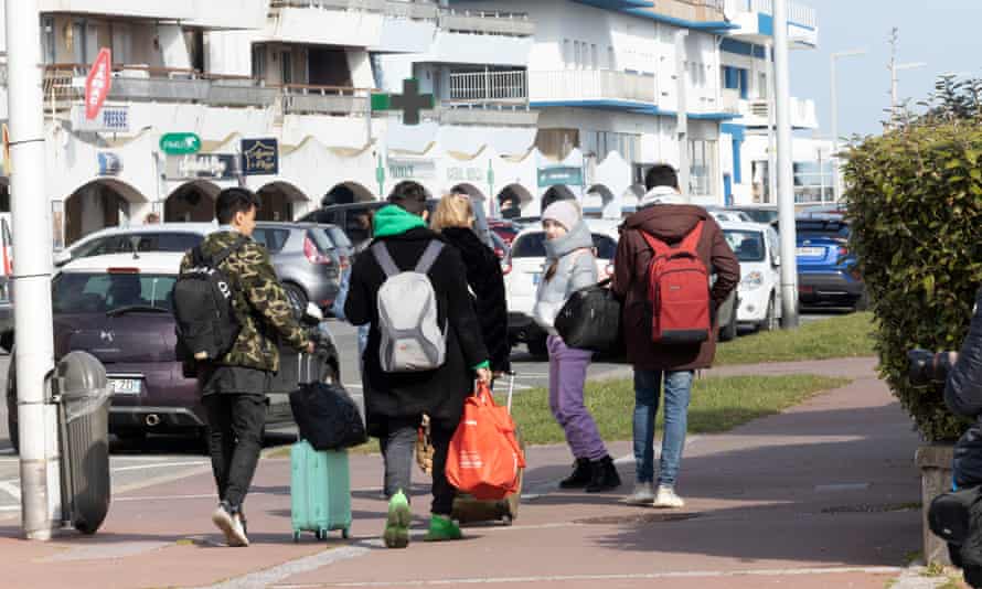 Réfugiés ukrainiens avec valises et sacs