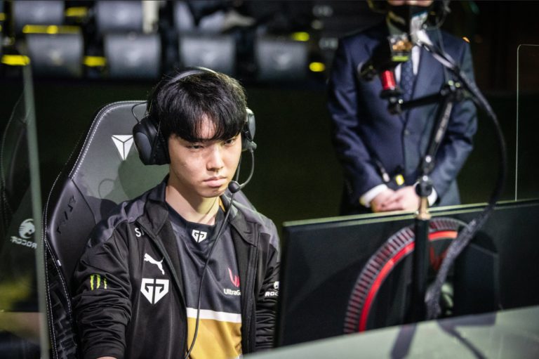 Chovy surpasse Nemesis et décroche un triple kill 1 contre 3 dans la file d'attente solo de League 2 Chovy surpasse Nemesis et décroche un triple kill 1 contre 3 dans la file d'attente solo de League - 1
