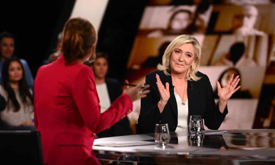 Macron se délecte de «l'effet Malouines» alors que son rôle en temps de guerre augmente ses chances de réélection | La France 1 La candidate d'extrême droite Marine Le Pen participe à une émission télévisée sur les élections présidentielles françaises, le 3 mars.