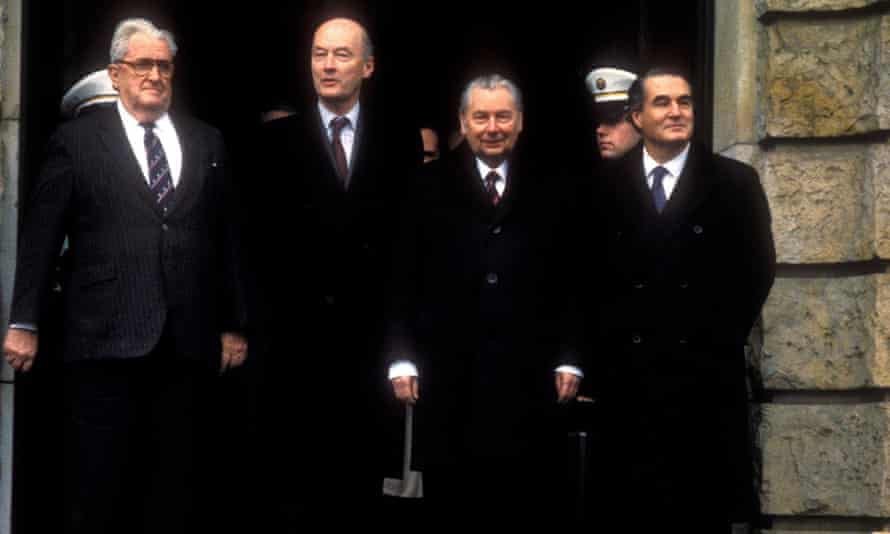 Une réunion des ambassadeurs des anciennes puissances alliées à Berlin, décembre 1989. De gauche à droite, Vernon Walters des États-Unis, Christopher Mallaby du Royaume-Uni, Vyacheslav Kochemasov de l'Union soviétique (vers l'Allemagne de l'Est) et Serge Boidevaix de France.