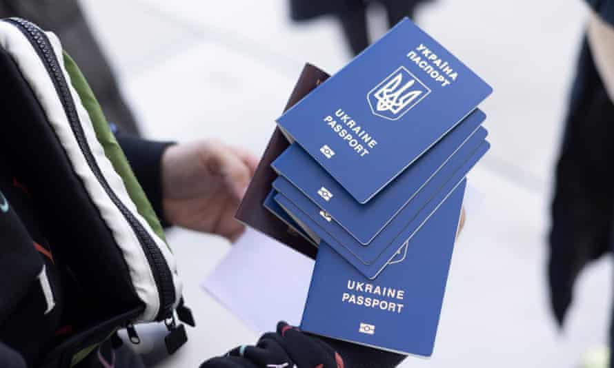 "Nous voulons juste être en sécurité" : attentes des visas et frustration des Ukrainiens à Calais | Réfugiés 1 Passeports ukrainiens