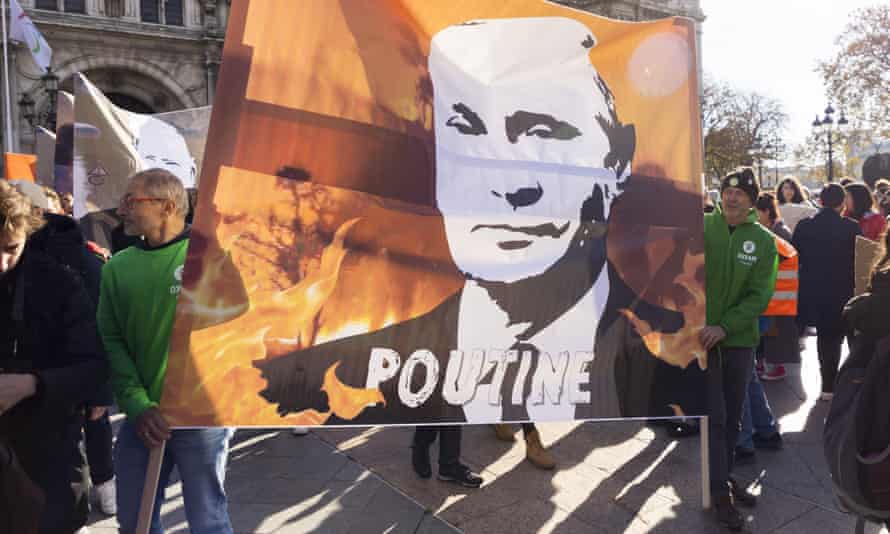 Poutine pas Poutine : un plat québécois classique pris entre les feux croisés de la guerre en Ukraine | La France 1 Une banderole représentant Vladimir