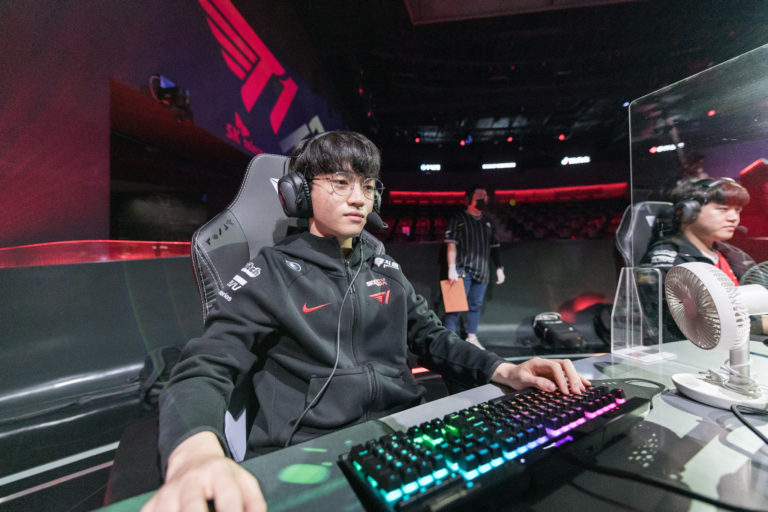 Keria entre dans l'histoire du LCK en tant que premier support à être couronné MVP de la ligue coréenne 2 Keria entre dans l'histoire du LCK en tant que premier support à être couronné MVP de la ligue coréenne - 1