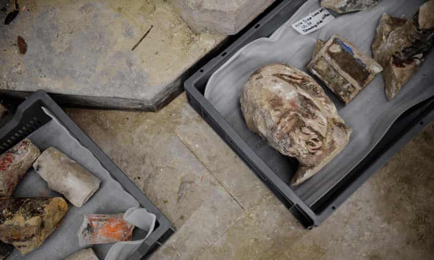Tombes et sarcophages anciens découverts sous Notre-Dame de Paris | notre Dame 1 Une photo montre des objets antiques trouvés par des archéologues dans le sol de la cathédrale Notre-Dame.